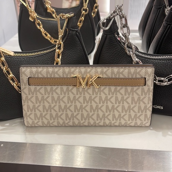 MICHAEL KORS
Reed Large Snap Signature Wallet
Style: 35S3G6RE3B
Camel Multi
NWT - Picture 13 of 16